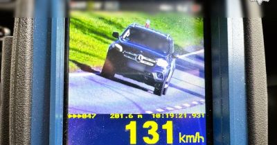 Kierowca Mercedesa jechał 131 km/h w zabudowanym